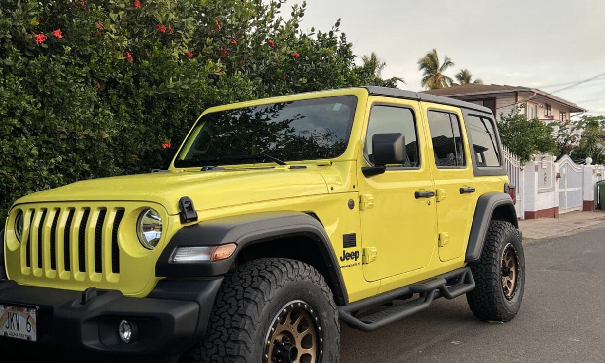 Picture of the car https://jkvphotos.s3.us-west-2.amazonaws.com/jeepWrangler2023_5/image1.jpg