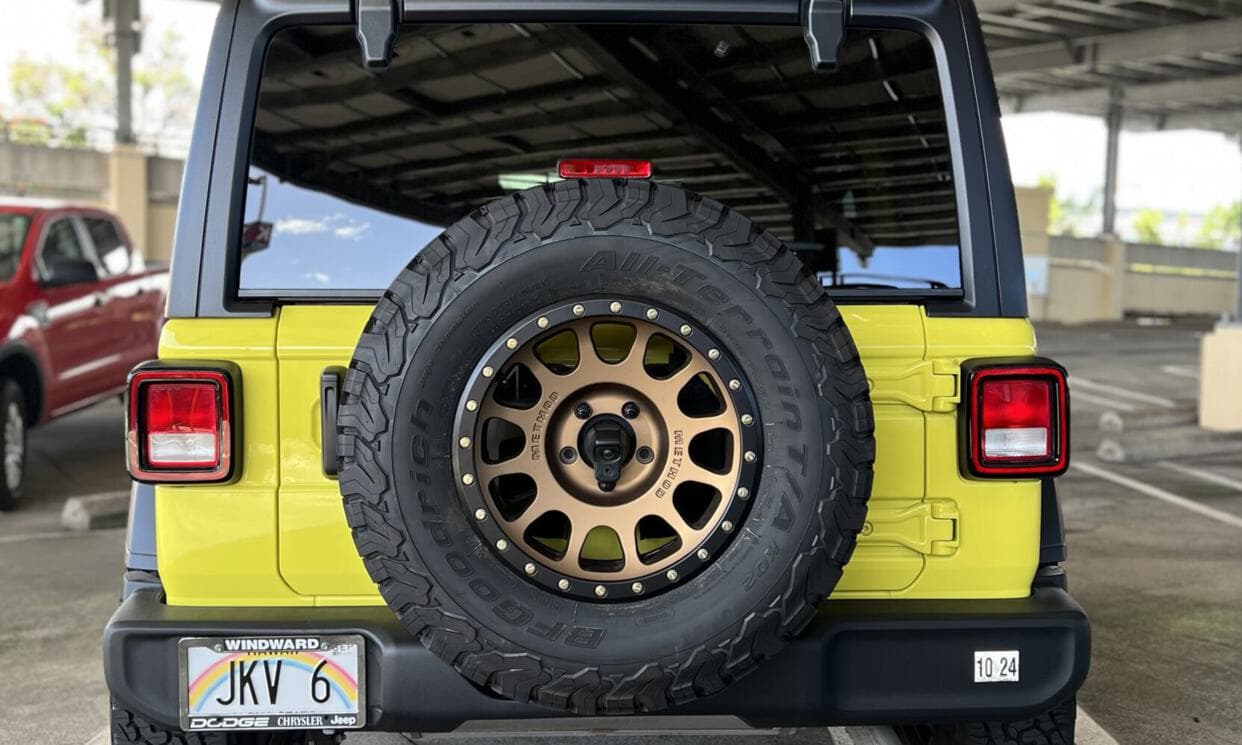 Picture of the car https://jkvphotos.s3.us-west-2.amazonaws.com/jeepWrangler2023_5/image3.jpg