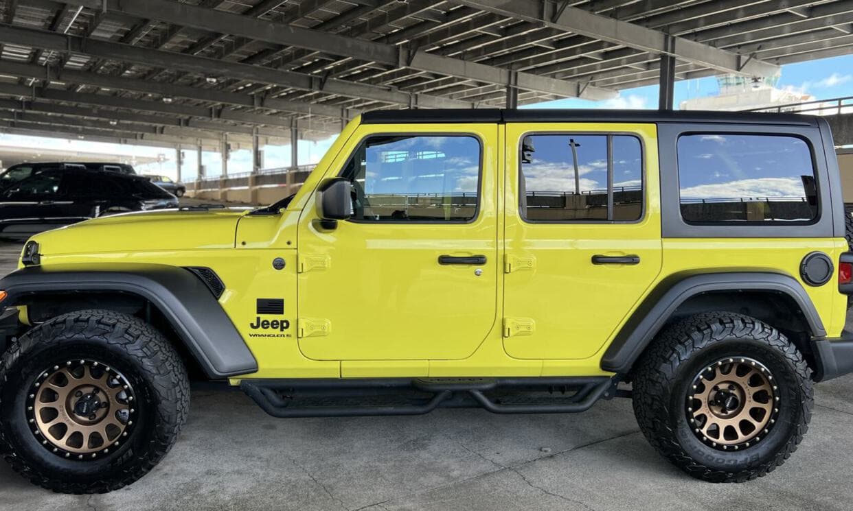 Picture of the car https://jkvphotos.s3.us-west-2.amazonaws.com/jeepWrangler2023_5/image5.jpg