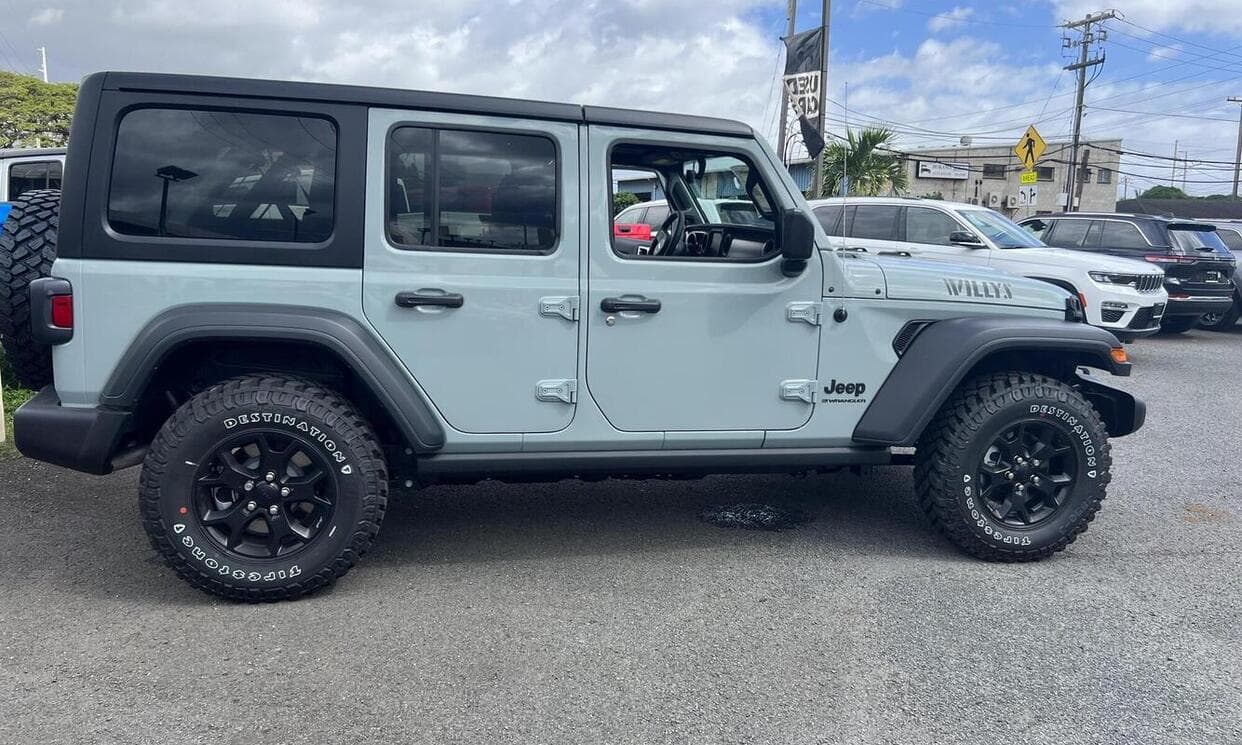 Picture of the car https://jkvphotos.s3.us-west-2.amazonaws.com/jeepWrangler2023_6/image6.jpg